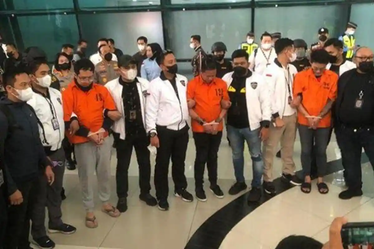 3 Buronan Judi Online yang Kabur ke Kamboja tiba di Jakarta, Digiring ke Bareskrim Polri