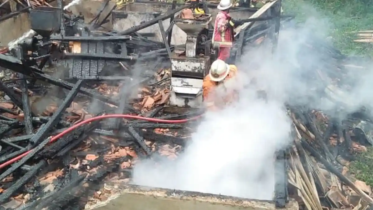 Kerugian Capai Rp 150 Juta, Pabrik Penggilingan Padi di Cimanggung Sumedang Ludes Terbakar