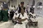 Petugas-membantu-mendorong-kursi-roda-jemaah-lansia-yang-melakukan-towaf-di-Masjidil-Haram.jpg