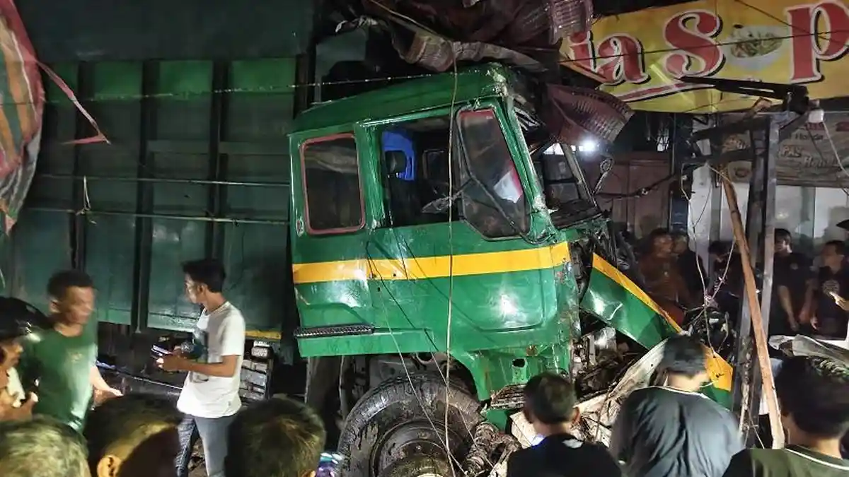 KECELAKAAN Truk Rem Blong Tabrak Pedagang dan Mobil, 2 0rang Tewas, Belasan Luka-luka