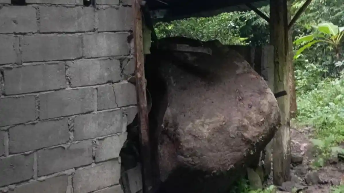 Batu Sebesar Gajah Timpa Rumah Warga Prambanan, Tembok Dapur Jebol