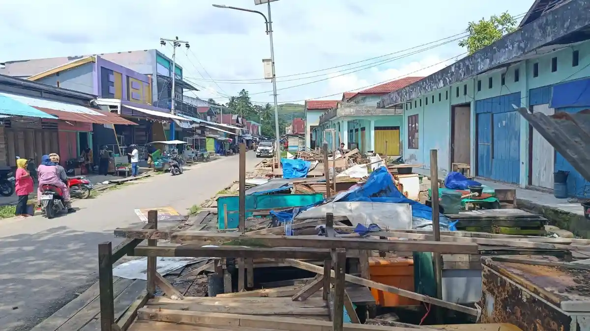 Pembongkaran Lapak di Pasar Bula SBT Berlangsung Tanpa Protes Pedagang