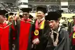 Detik-detik Ahmad Sahroni Wisuda S3, Hadirin Riuh Namanya Dipanggil, Langsung Jadi Rebutan Foto!