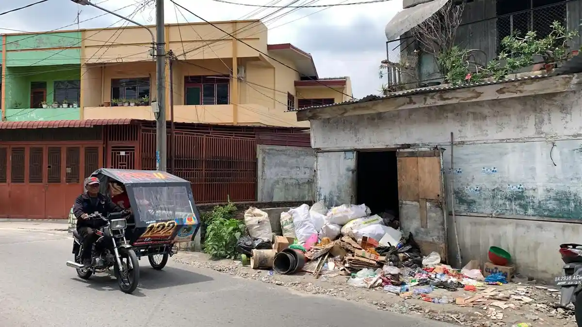 Nur Siti, Wanita Tua yang Uangnya Dirampas Ternyata Pemulung, Tinggal Ditumpukkan Sampah Plastik