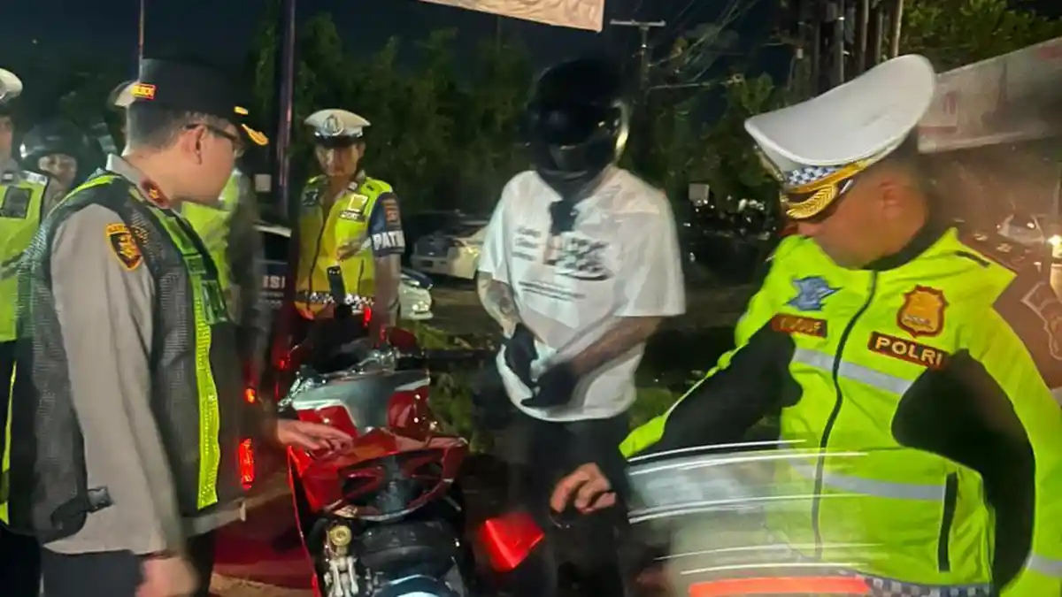 BALAP Liar, Polresta Denpasar Sita Puluhan Motor Knalpot Brong Jelang Operasi Zebra Agung 2025!