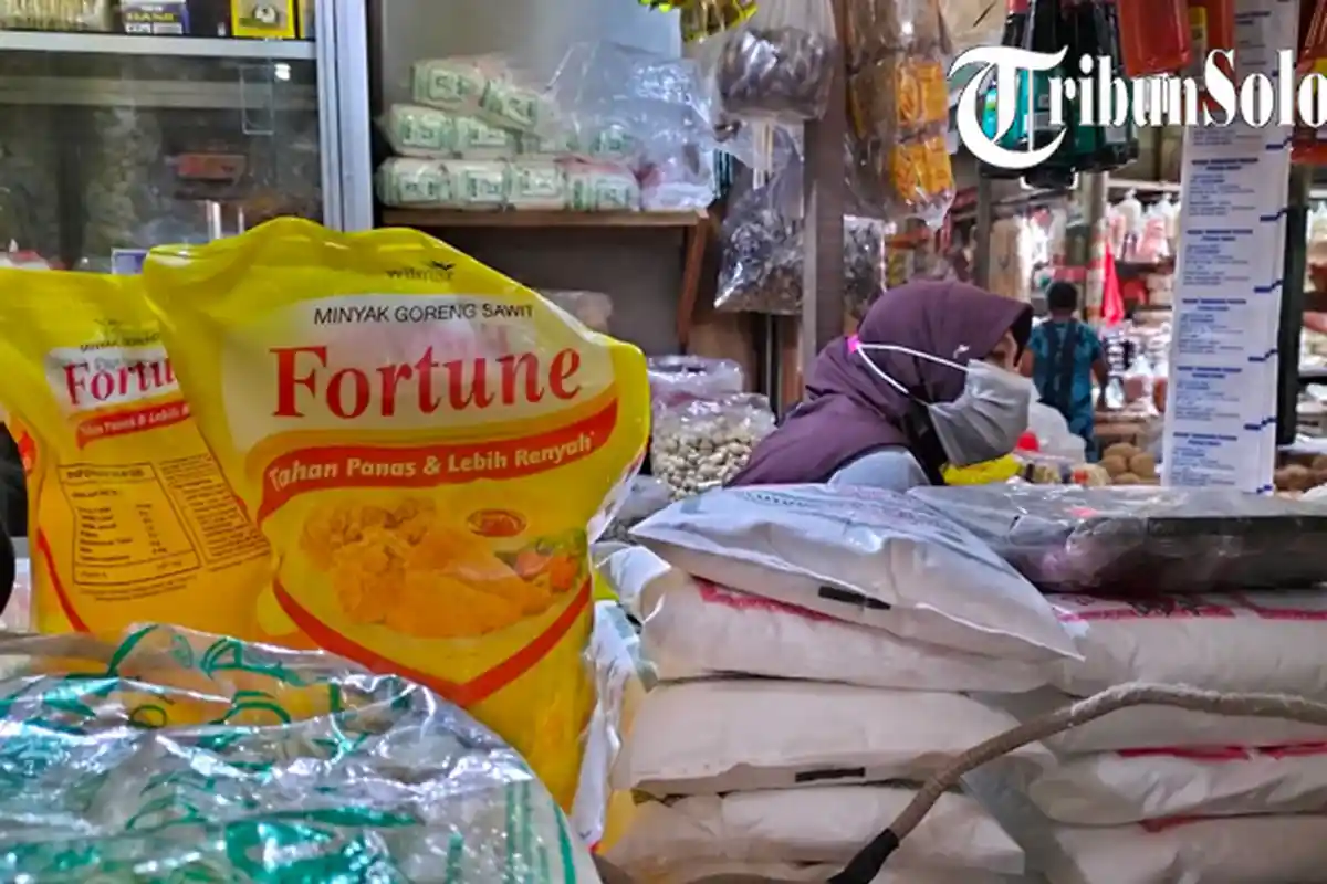 Harga Capai Rp 20 Ribu, Minyak Goreng di Pasar Sragen Tak Sepi Peminat, Meski Pembeli Tetap Menawar