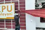 20230805_kain-berwarna-merah-yang-dipasang-di-KPU.jpg