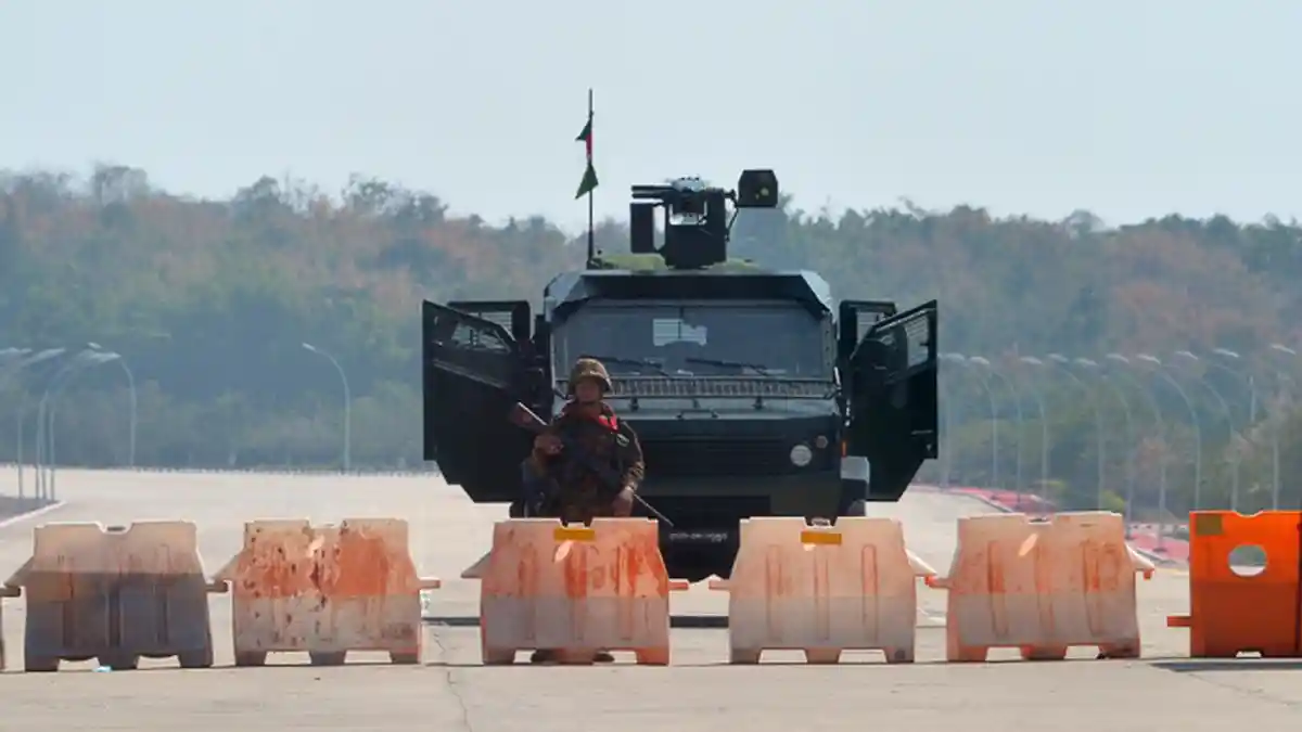 FOTO - Kondisi Terkini Kudeta Militer di Myanmar - seorang-tentara-berjaga-di-jalan-yang-diblokade-243.jpg