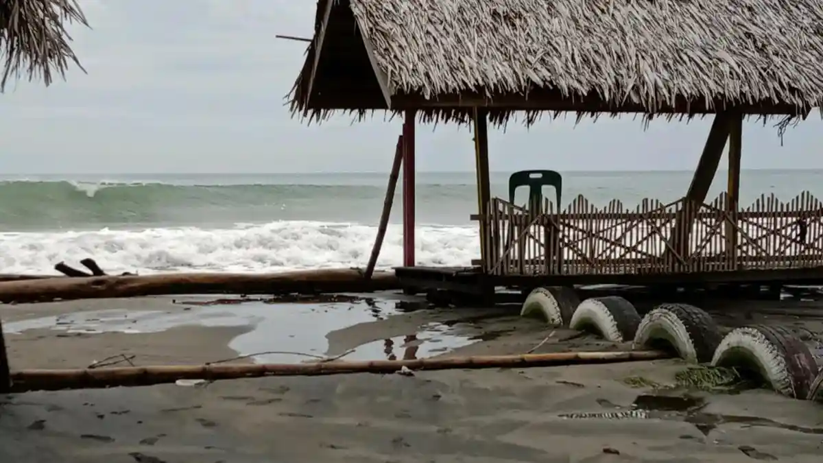 Objek Wisata Pantai Pasir Hitam di Bireuen Rusak Diterjang Ombak Pasang Purnama
