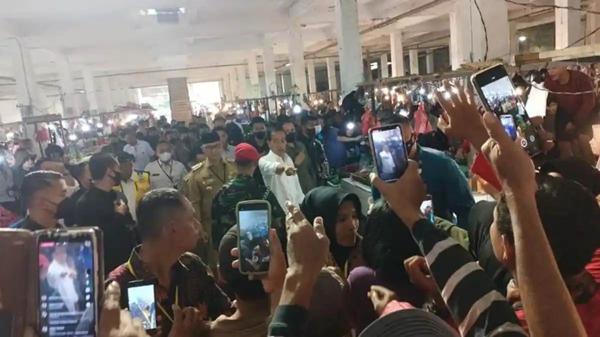 Pedagang dan Warga di Pasar Talang Banjar Kegirangan Dapat Baju Dari Presiden Jokowi