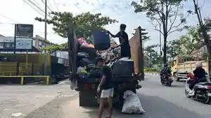 angkutan-sampah-mengangkut-sampah-di-tepi-Jalan-Arifin-Achmad-Pekanbaru.jpg