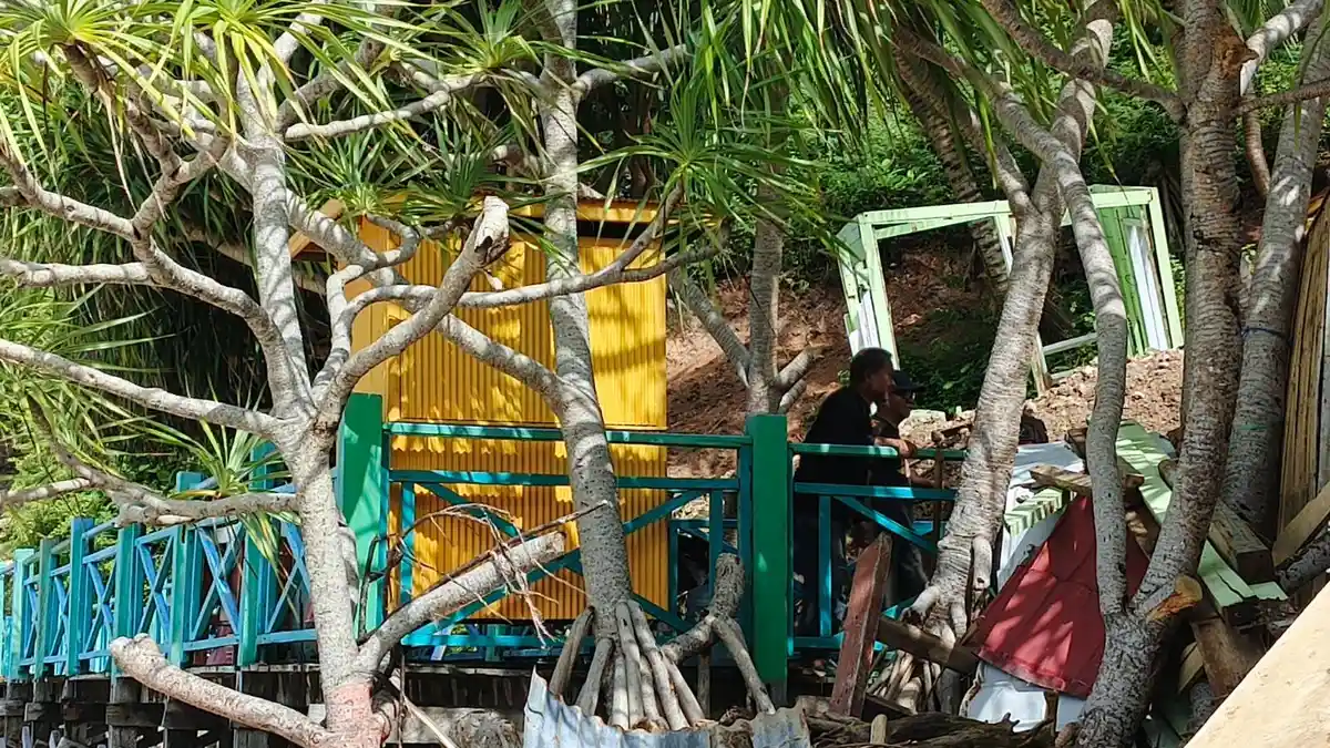 Pantai Dato Majene Sepi Pengunjung, Imbas 15 Gazebo Sedang Perbaikan