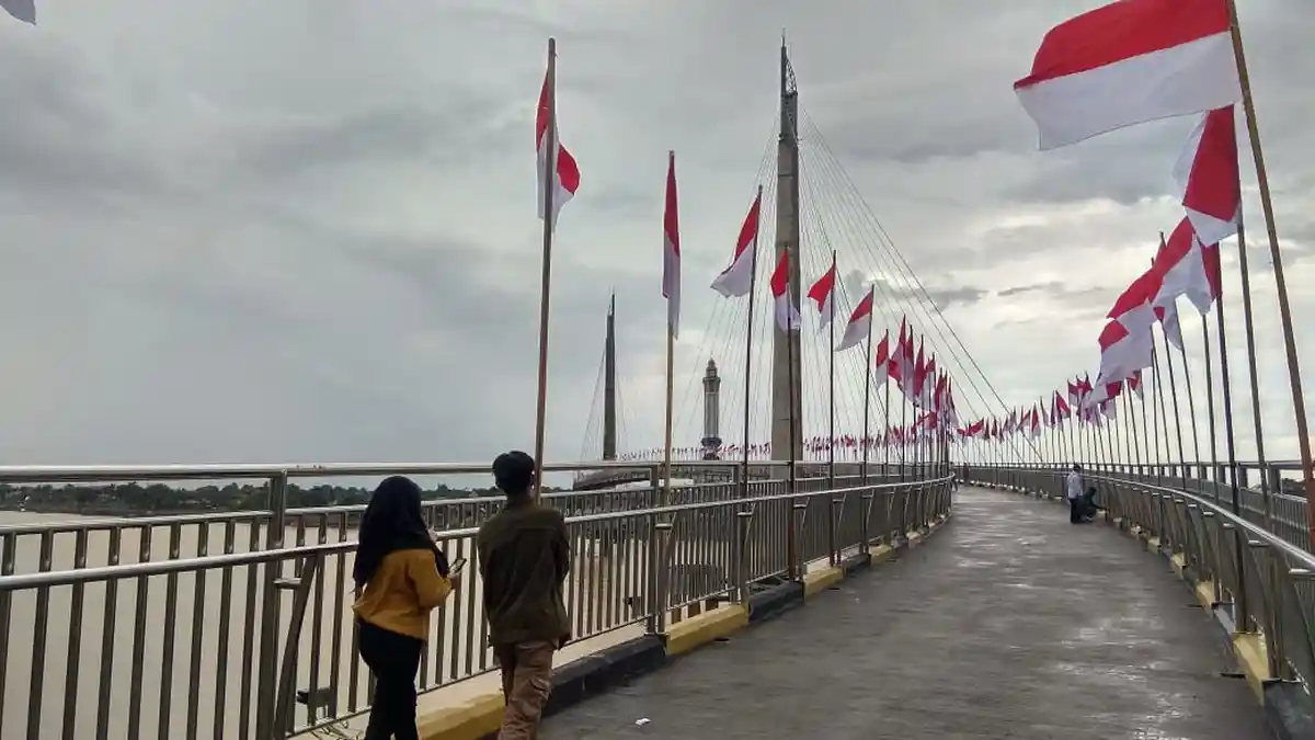 1.000 Bendera Merah Putih Berkibar di Jembatan Pedestrian Gentala Arasy Jambi