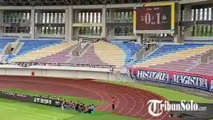 Spanduk-suporter-Persis-Solo-terpasang-di-Stadion-Manahan-Rabu-sore.jpg