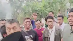 Bobby-Nasution-Ditong-Warga-Deliserdang.jpg