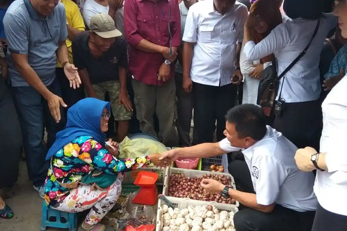 Pagi-pagi Pedagang Curhat ke Mularis, Ngomongin Apa ya?