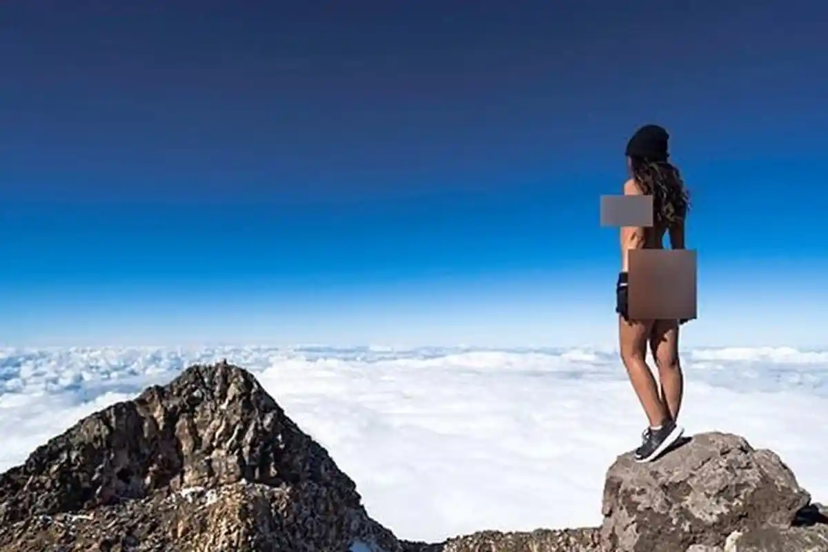 Pose Hampir Bugil di atas Gunung Keramat, Ini Kejadian yang Menimpa Model Playboy