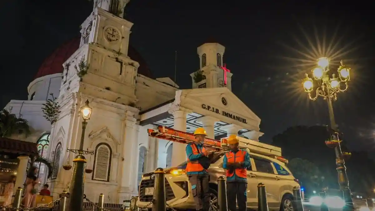 Cerita Jumadi Petugas PLN, Rela Terjaga Demi Natal yang Bercahaya