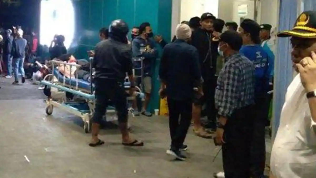 Ambulans Hilir Mudik Angkut Ratusan Jenazah Suporter Arema FC