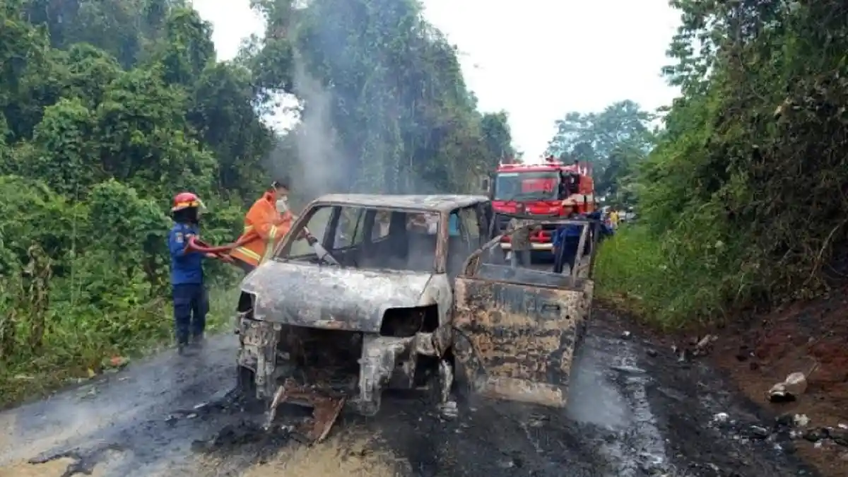 Kata Saksi Mata soal Mobil Terbakar di Jalan Konggoasa Kendari, Sebut Api Bersumber dari Mesin