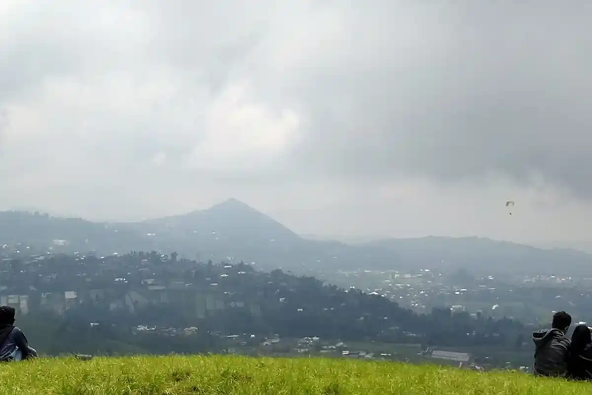 Bukit Teletubbies Tak Pernah Sepi di Akhir Pekan, Nikmati Background Kebun Teh Kemuning Karanganyar