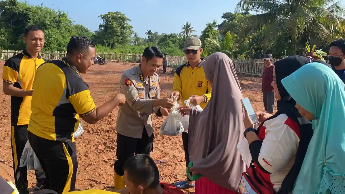 Hasil Kebun Bidkum Polda Sumsel Dibagikan ke Masyarakat Sekitar, Panen Perdana