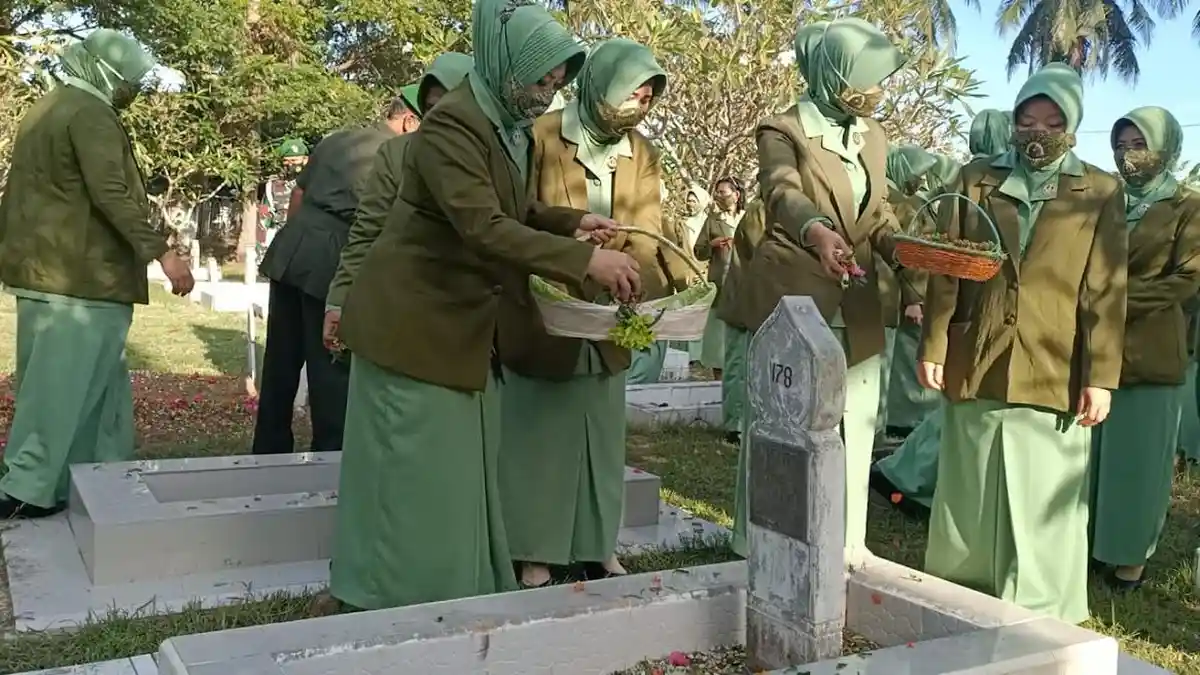 Persit Kartika Chandra Kirana Kodim 1404 Pinrang Tabur Bunga di Taman Makam Pahlawan Palia