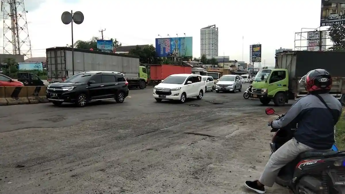 Jelang Puncak Arus Mudik, Mobil Plat B Mulai Padati Pintu Tol Karawang Barat