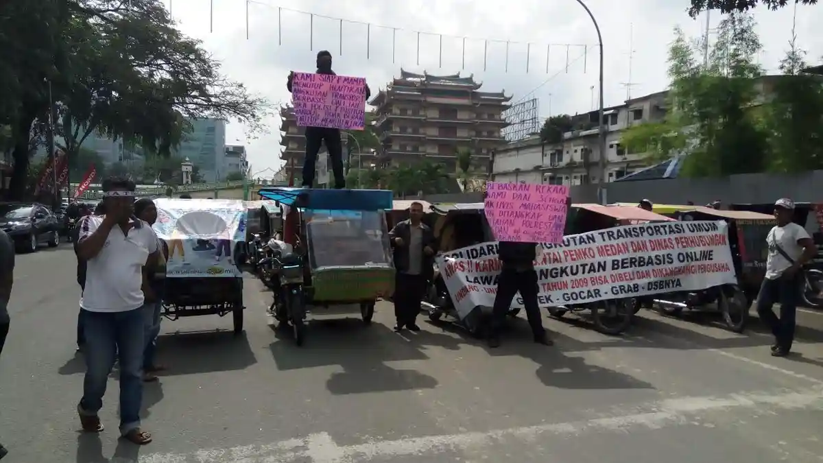 Putar Musik Disko Sebelum Demo di Kantor Walikota
