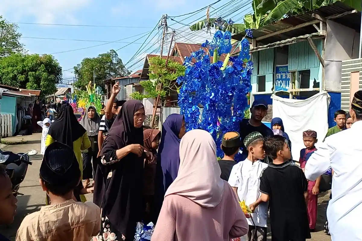 Peringatan Maulid di Mamuju Meriah, Anak-anak Berebut Telur di Jl Nelayan II Karema Selatan