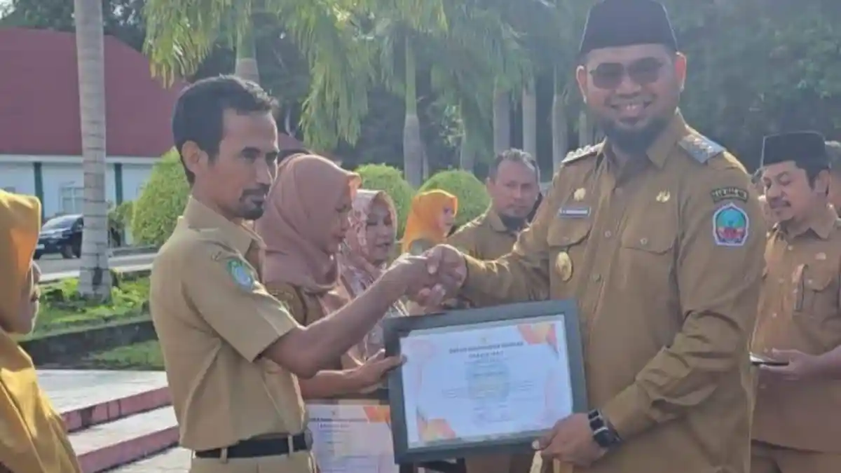 Bassam Kasuba Beri Penghargaan Kepada 38 Pegawai Pemkab Halmahera Selatan