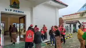 SUASANA-DI-BANDARA-FRANS-SALES-LEGA.jpg