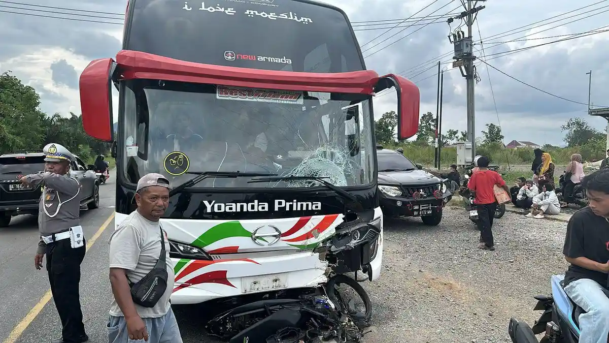 POPULER SUMBAR: Tabrakan Maut Bus vs Sepeda Motor di Dharmasraya, Evakuasi Korban Banjir di Timpeh