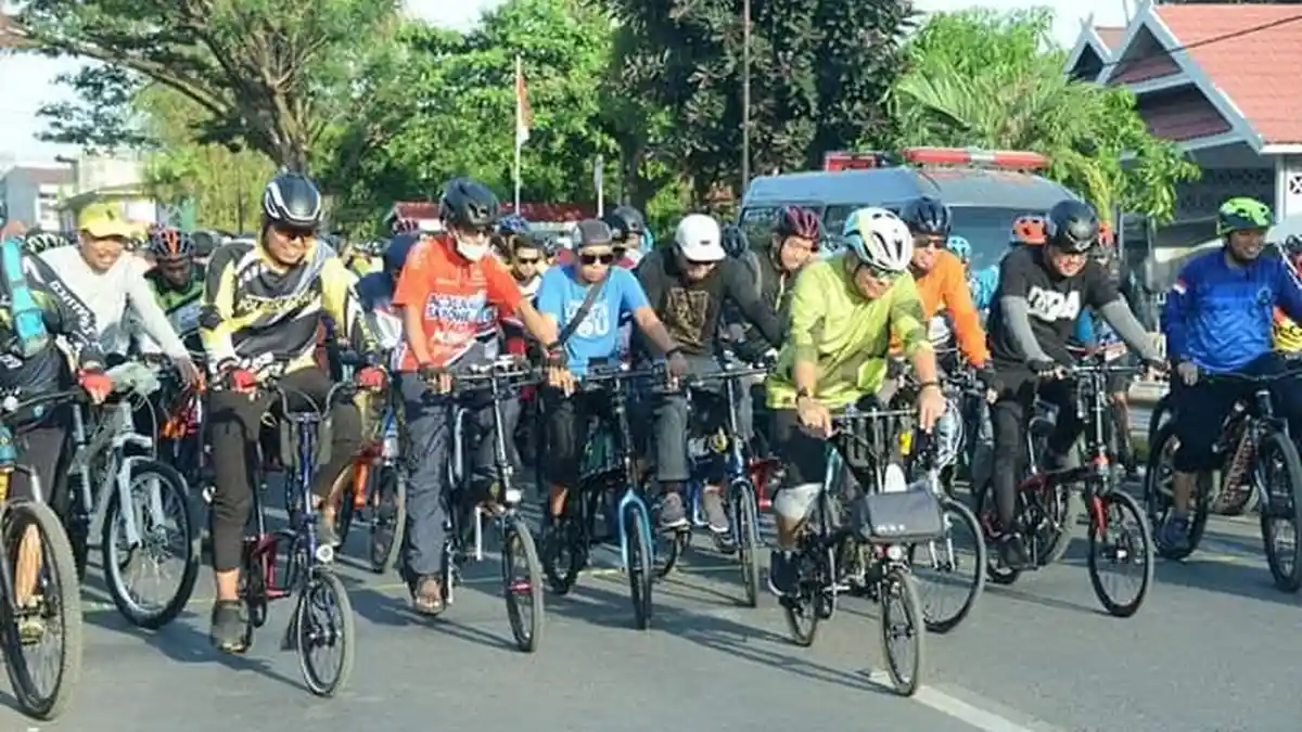 Ratusan Masyarakat Bone Lepas Kapolres Bone dengan Sepeda Santai