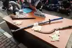 berbagai-macam-senjata-barang-bukti-penyerangan-anggota-polisi-oleh-pengikutjpg.jpg