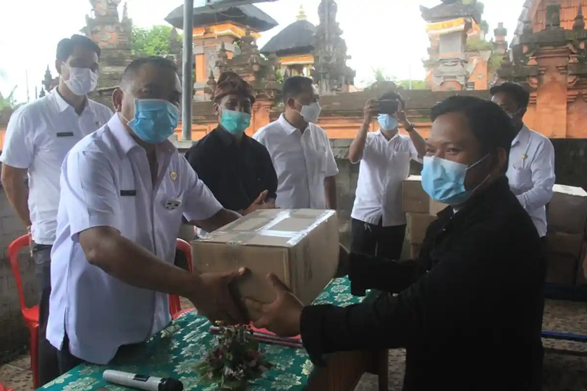 Bupati Tamba Serahkan Bantuan Warga Isolasi di Desa Batuagung Jembrana Bali