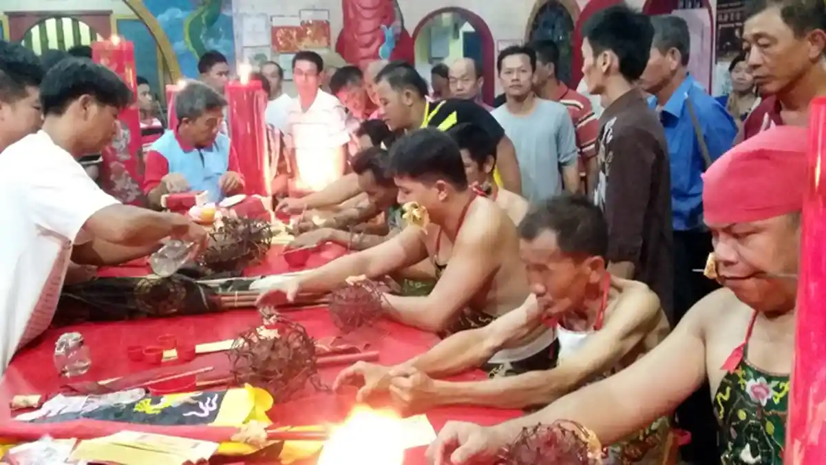 Arak-arakan Tatung dan Atraksi Debus Makin Meriahkan Perayaan Cap Go Meh di Kota Jambi