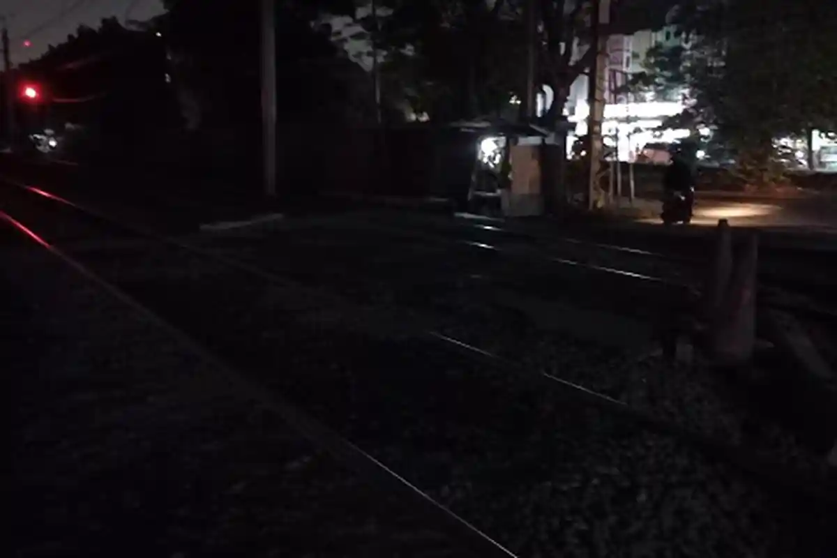 Jalan Kyai Agus Salim Samping Stasiun Batu Ceper Rusak Parah dan Gelap Gulita