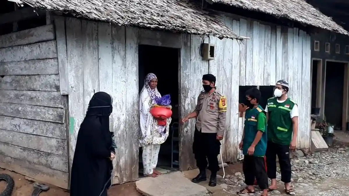 Polisi di Sulawesi Selatan Gunakan Dua Bulan Gaji Beli Sapi dan 100 Ayam untuk Warga Tak Mampu