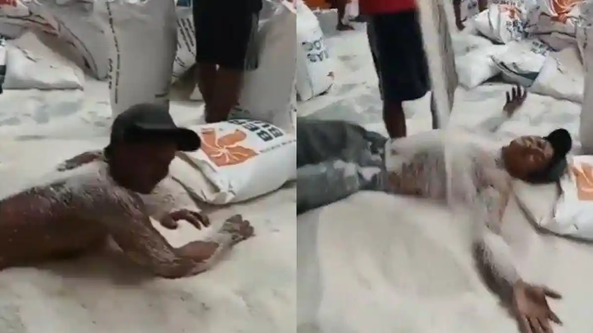 VIRAL Pria Tanpa Baju Mandi Beras Bulog, Kini Berakhir Dipecat Pekerjaannya