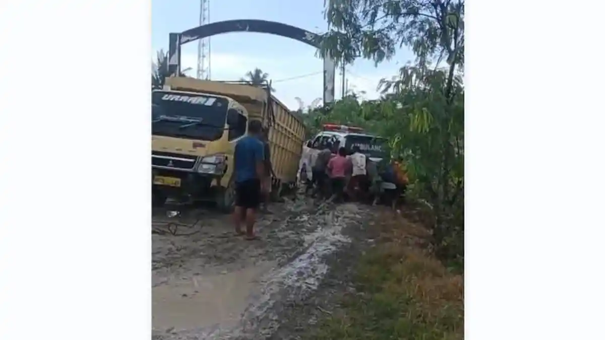 Ambulans Bawa Pasien Lahiran Nyaris Terperosok di Jalan yang Rusak di Labura