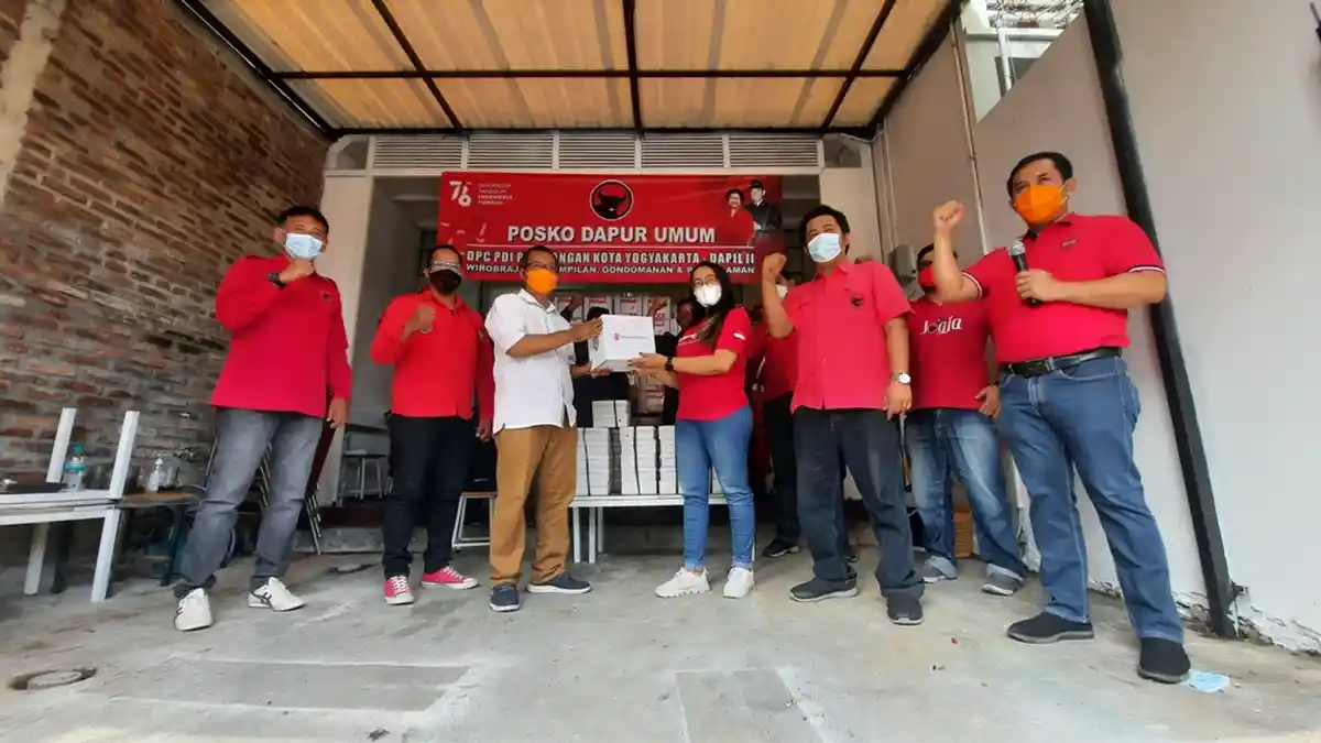 Perluas Sasaran, Dapur Umum PDIP Kota Yogyakarta Bagi Bantuan Paket Medis untuk Anak 