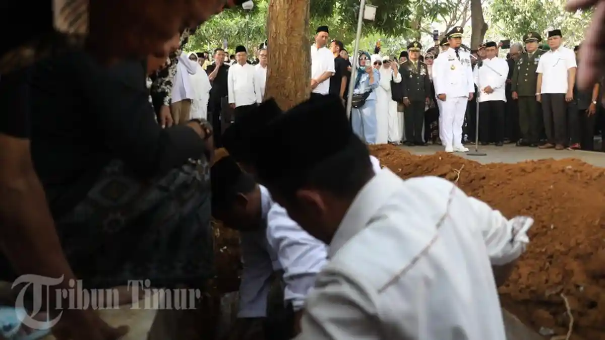 FOTO : Pemakaman Militer Amin Syam - pemakaman-aminsyam.jpg