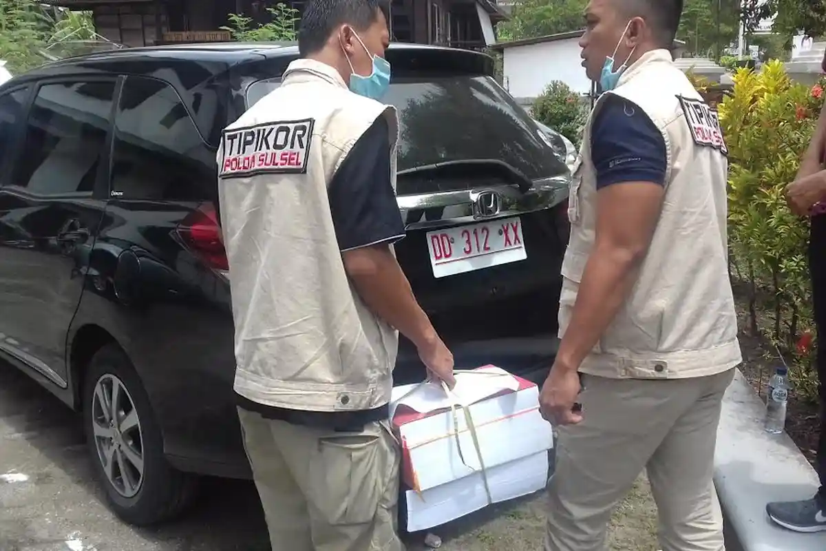 Tipikor Polda Sulsel Geledah Ruang Pimpinan DPRD Enrekang - geledah-dprd_20170310_140931.jpg