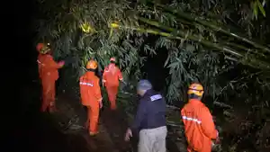 TANAH-LONGSOR-Personel-TRC-dan-Pusdalops-BPBD-Bondowoso-saat-melakuk.jpg