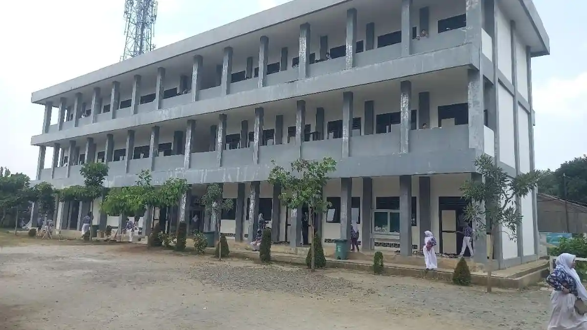 Sempat Belajar Lesehan, Siswa SMKN 8 Tangsel Kini Punya Meja-Kursi