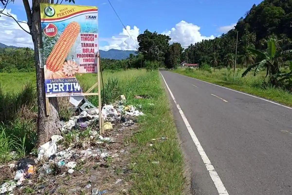 Kesadaran Rendah, Warga Bolmong Buang Sampah di Tepi Jalan, Pengendara Keluhkan Bau Busuk 