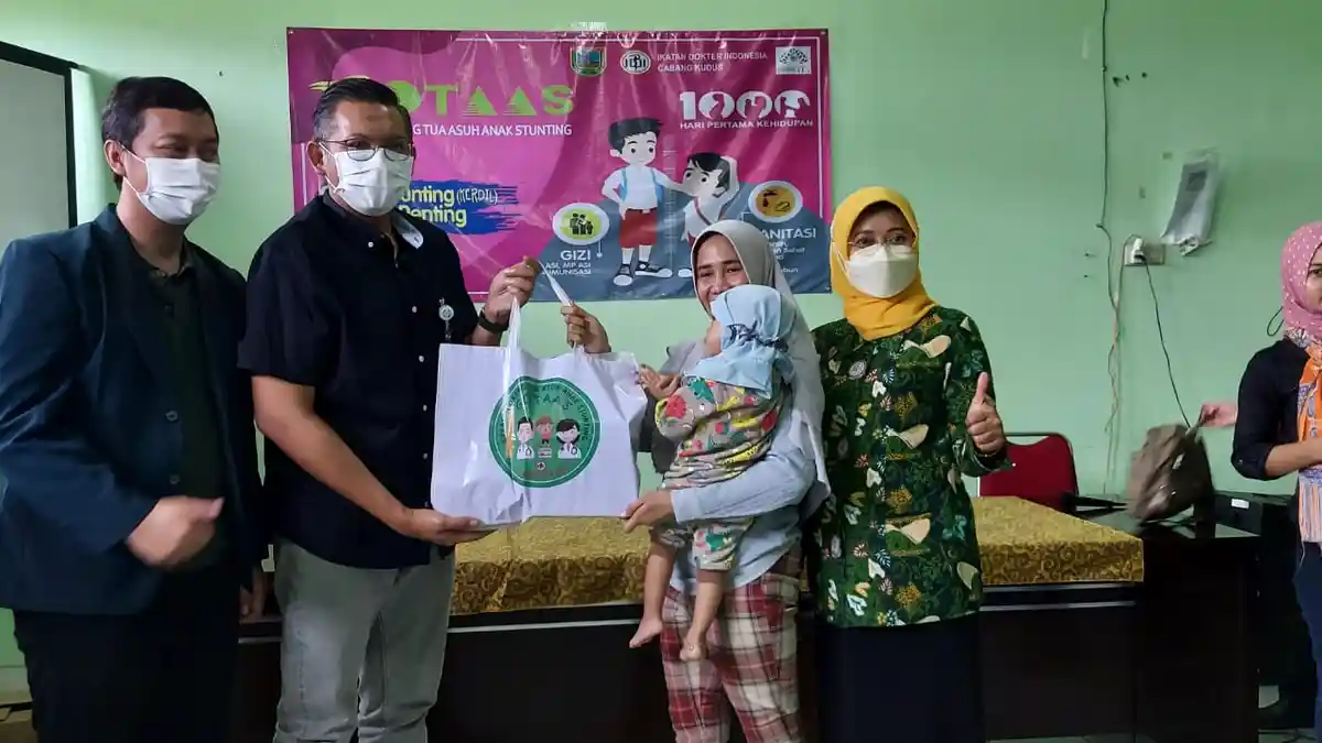 Turunkan Angka Stunting, BPJS Kesehatan Kudus Bagikan Susu Formula Gratis di Kudus