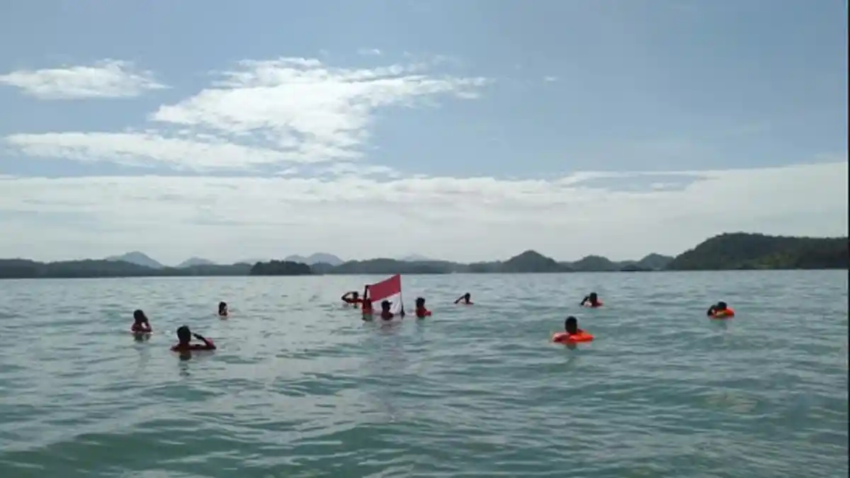 SAR Aceh Jaya Kibarkan Bendera Merah Putih di Tengah Laut Peringati HUT RI