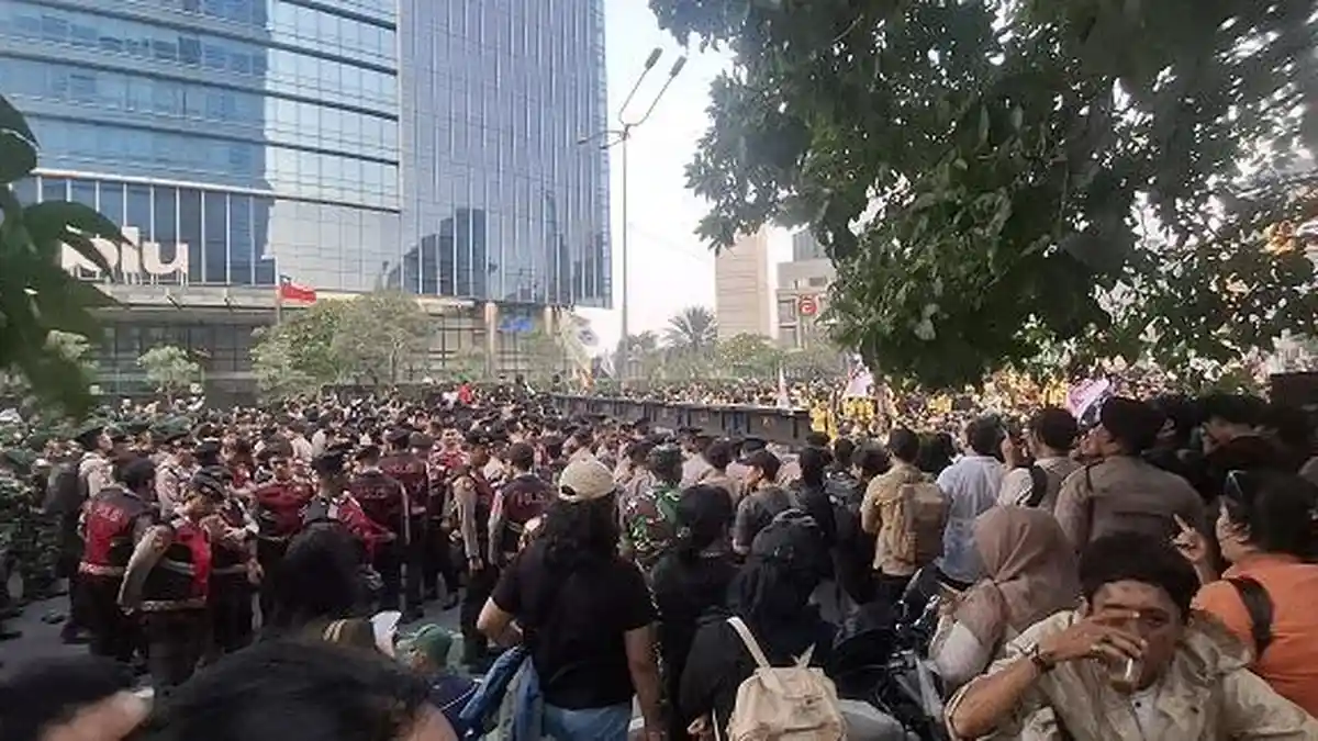 Aksi Menuju Bundaran HI Tertahan, Mahasiswa Berhadapan dengan Blokade Berlapis Polri hingga TNI